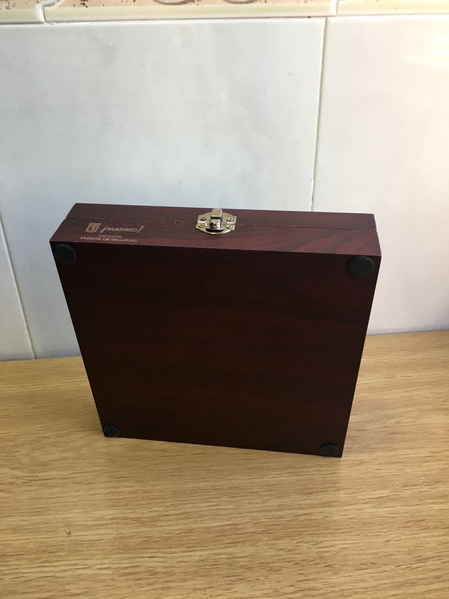 Juego de ajedrez + set vino decantación.