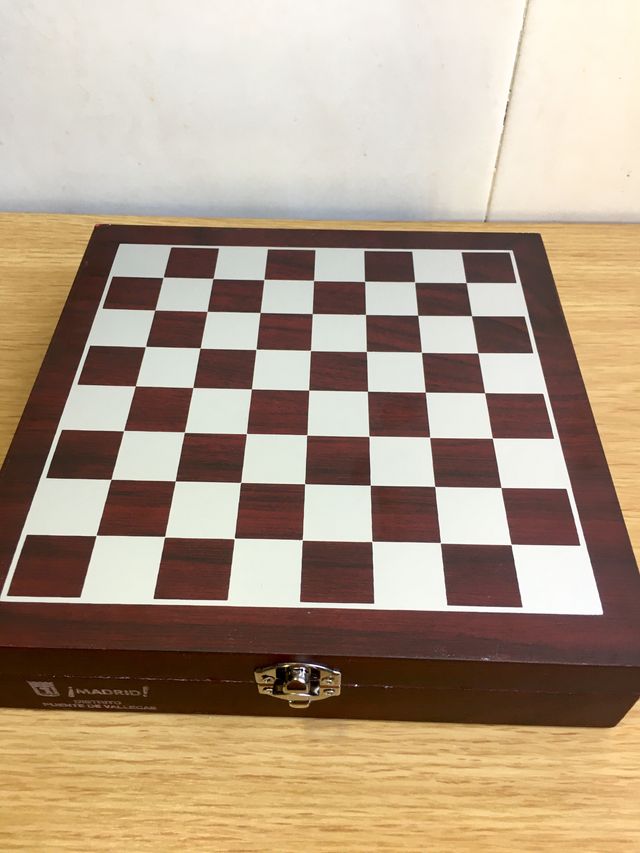 Juego de ajedrez + set vino decantación.