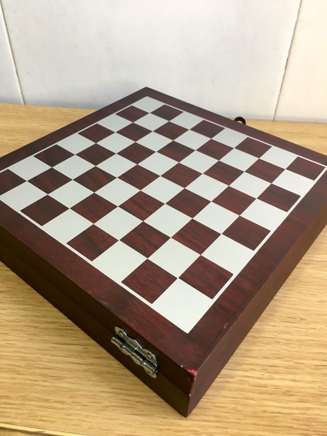 Juego de ajedrez + set vino decantación.