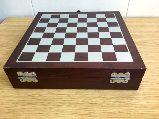 Juego de ajedrez + set vino decantación.