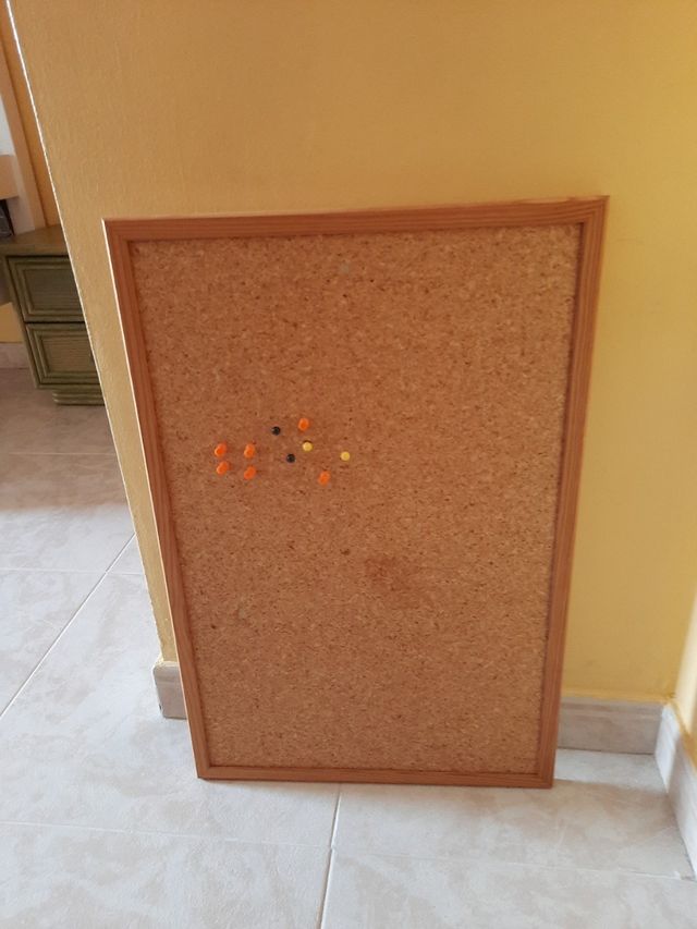 panel de corcho con chinchetas