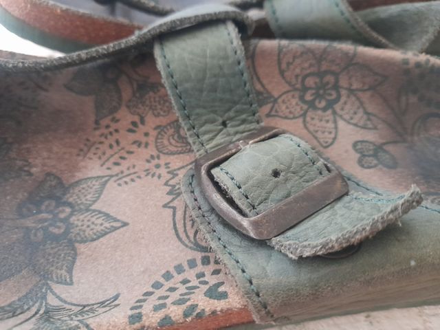 Sandalias planas. Piel.