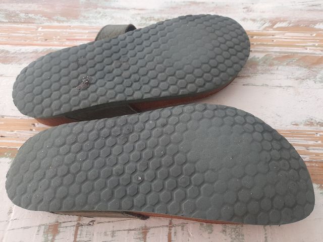 Sandalias planas. Piel.