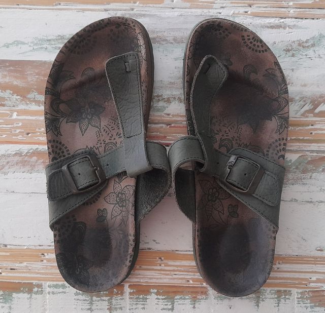 Sandalias planas. Piel.