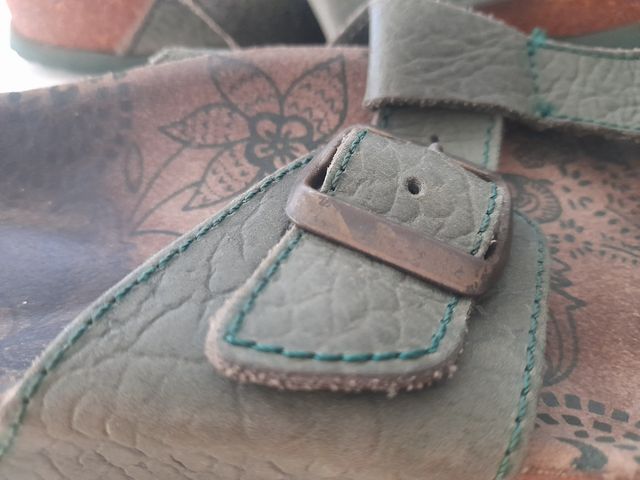 Sandalias planas. Piel.