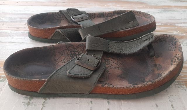 Sandalias planas. Piel.