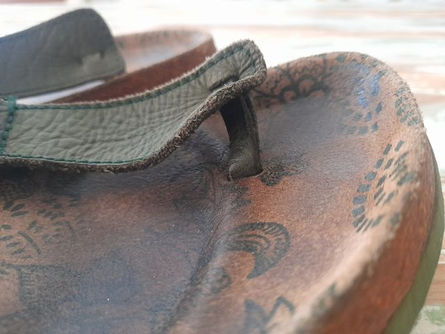 Sandalias planas. Piel.