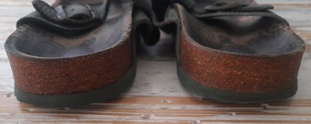 Sandalias planas. Piel.