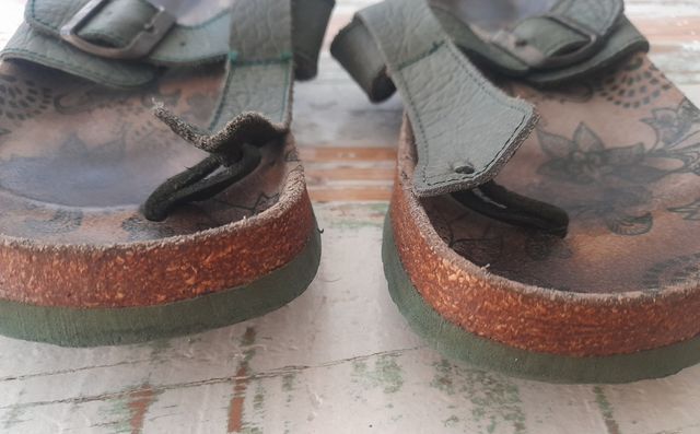 Sandalias planas. Piel.