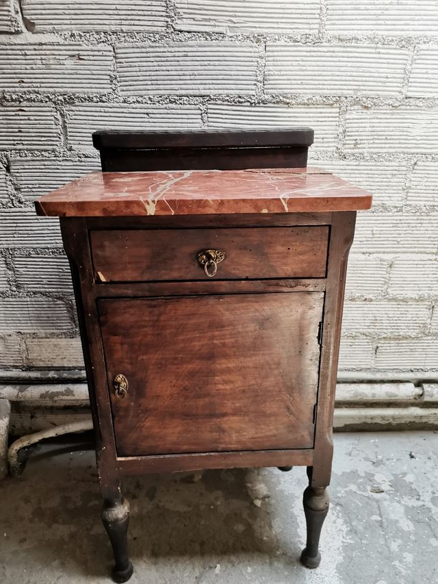 Mesita de noche más de 100 años antiguedad