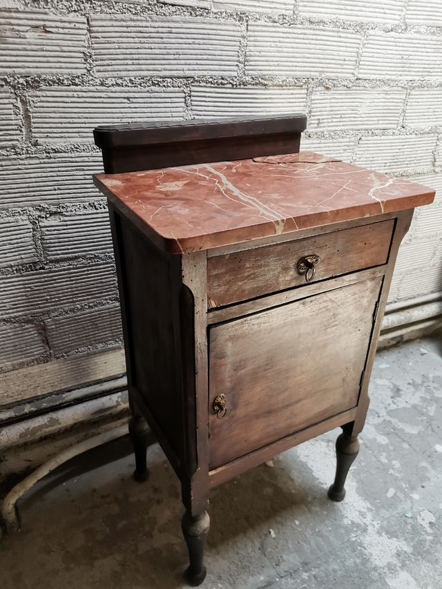 Mesita de noche más de 100 años antiguedad