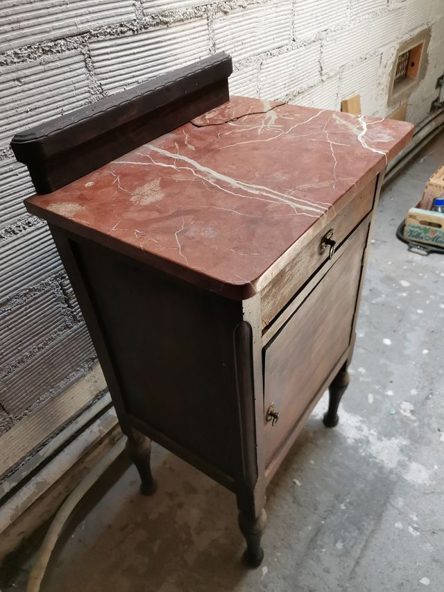 Mesita de noche más de 100 años antiguedad