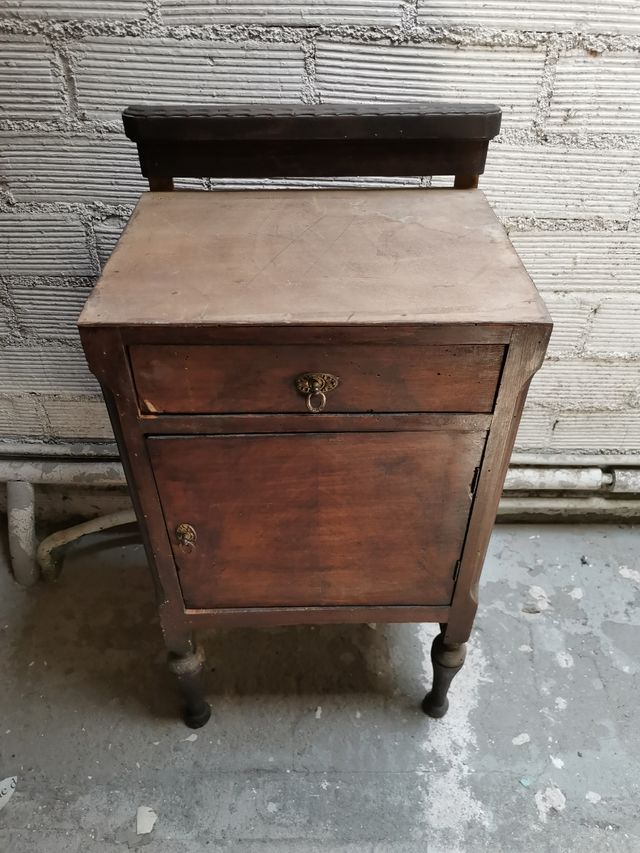 Mesita de noche más de 100 años antiguedad