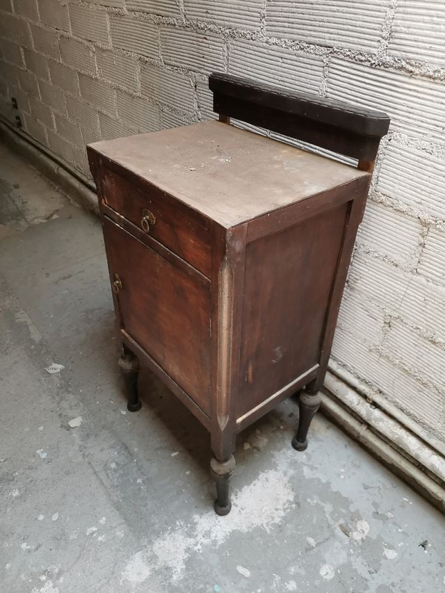 Mesita de noche más de 100 años antiguedad