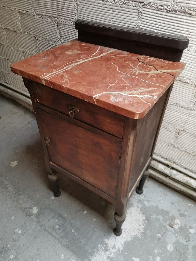 Mesita de noche más de 100 años antiguedad