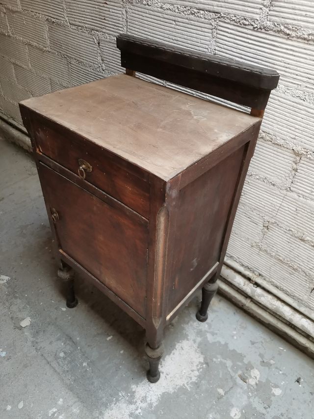 Mesita de noche más de 100 años antiguedad