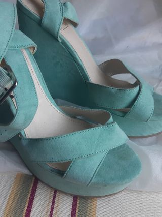 Sandalia cuña verde agua de segunda mano por 20 EUR en Valladolid en  WALLAPOP