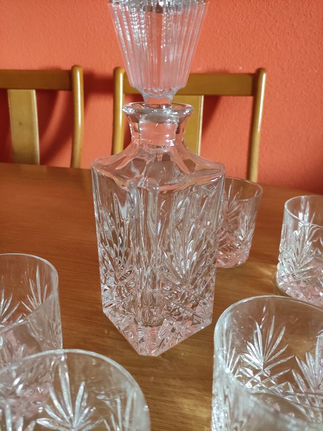 JUEGO DE LICORERA Y 6 VASOS