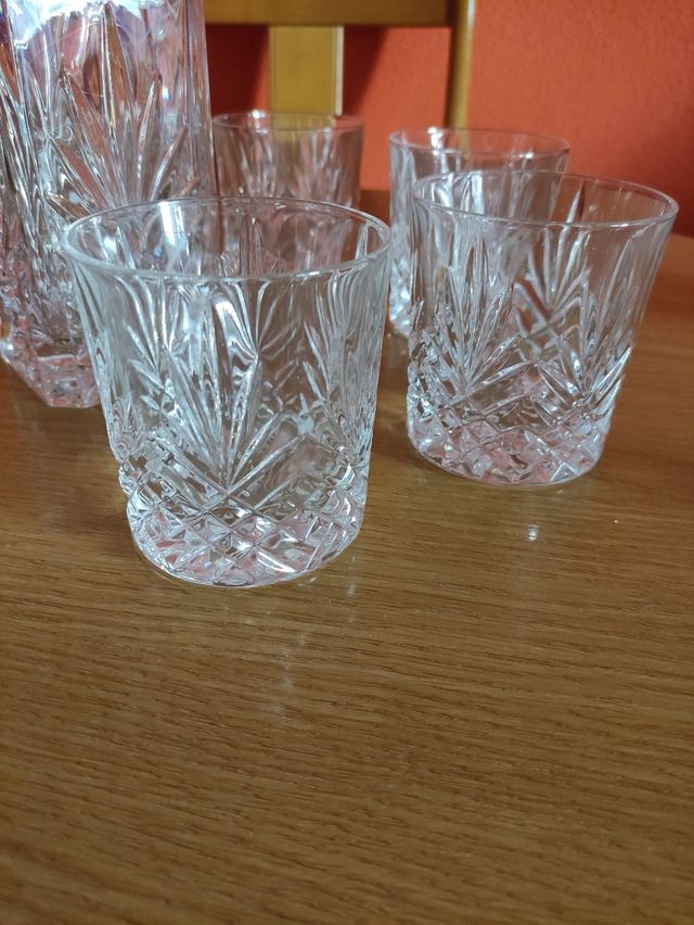 JUEGO DE LICORERA Y 6 VASOS