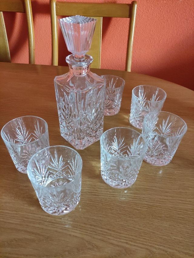 JUEGO DE LICORERA Y 6 VASOS