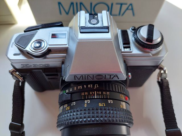 MINOLTA X-300: Cámara Fotográfica y Objetivo