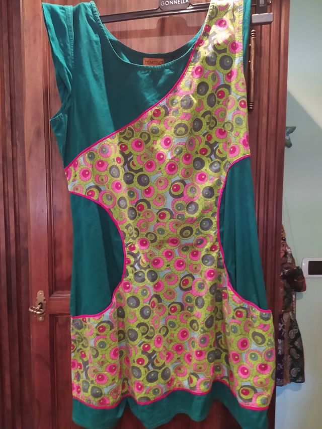 colorido vestido en tonos alegres. 