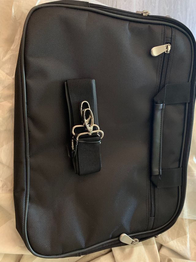 Cartera para ordenador con un bolsillo central