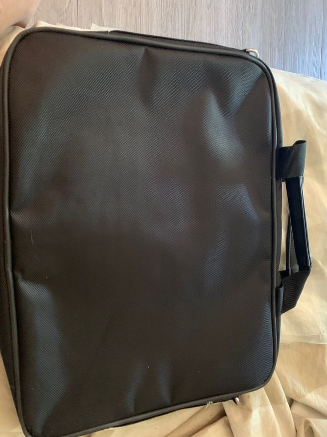 Cartera para ordenador con un bolsillo central