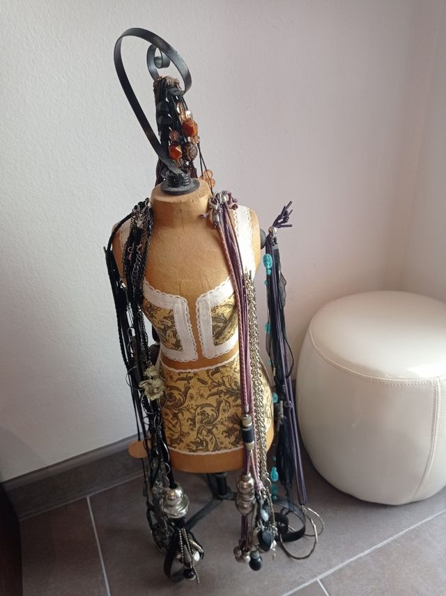 maniquí colgador collares