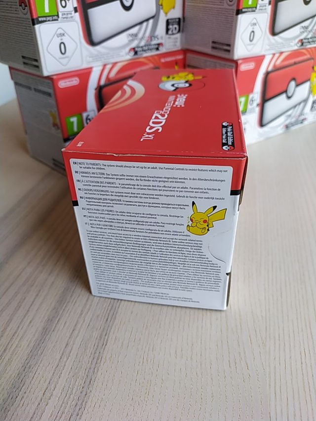 NEW Nintendo 2DS XL Pokeball