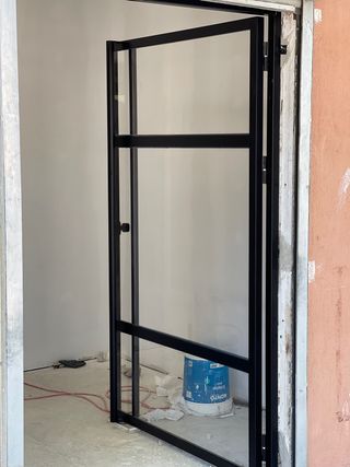 Puerta en acero y cristales !