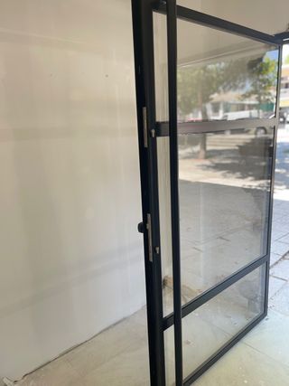 Puerta en acero y cristales !