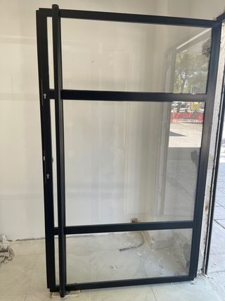 Puerta en acero y cristales !