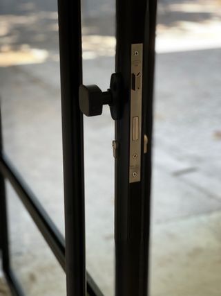 Puerta en acero y cristales !
