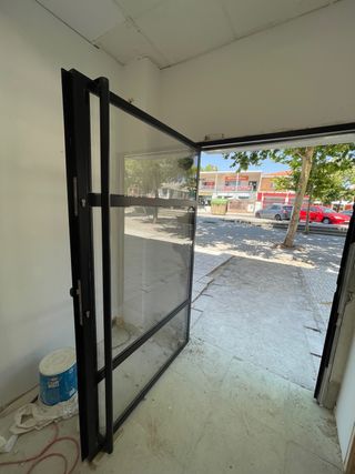 Puerta en acero y cristales !