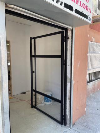 Puerta en acero y cristales !