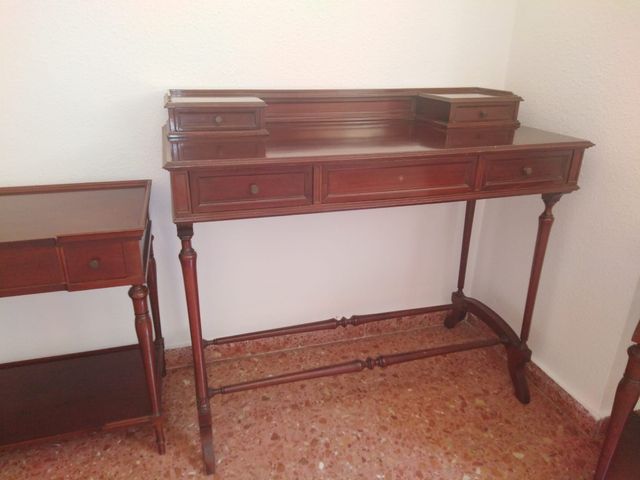 Escritorio dormitorio clásico de segunda mano por 40 € en Valencia en