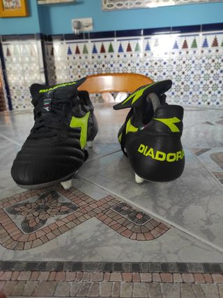 Botas de Fútbol! Talla 42 de segunda mano por 50 EUR en Puerto de Sagunto  en WALLAPOP