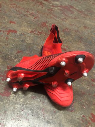 Botas Fútbol Adidas Predator tacos aluminio de segunda mano por 75 EUR en  Barcelona en WALLAPOP