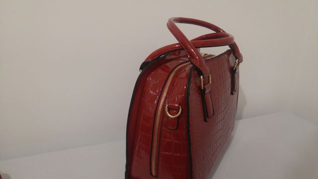 Bolso rojo de charol