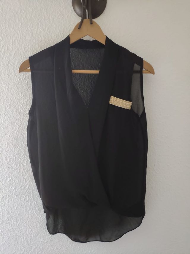 Camisa fluida con detalle dorado