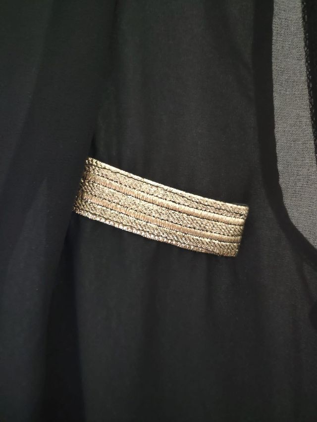 Camisa fluida con detalle dorado