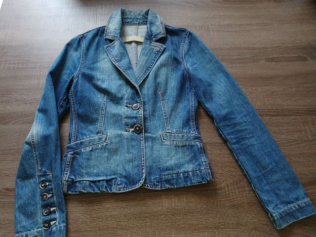 cazadora vaquera entallada. TRF 100%. Talla S.