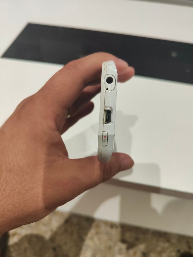 móvil LG Optimus black en color blanco