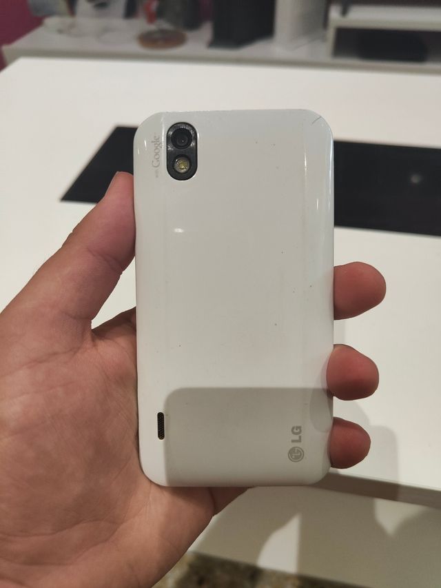 móvil LG Optimus black en color blanco