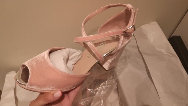 Sandalia terciopelo rosa