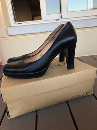Zapatos tipo salón de segunda mano por 8 EUR en Santa Coloma de Cervelló en  WALLAPOP