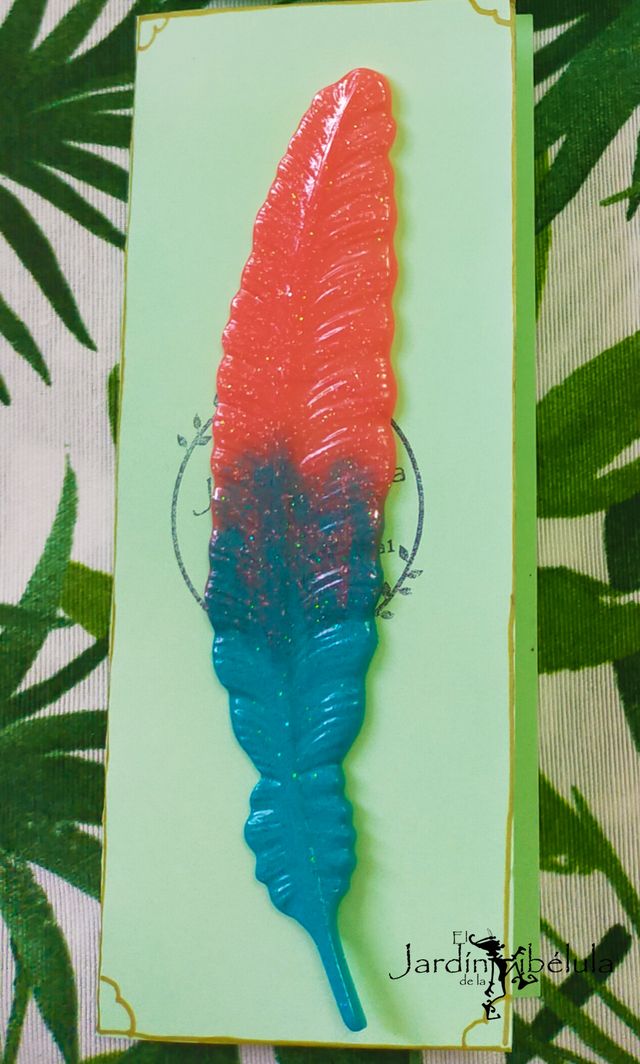 Marcador de páginas: pluma rosa y azul