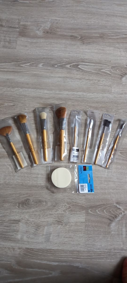 Pennelli e spugna per il trucco.