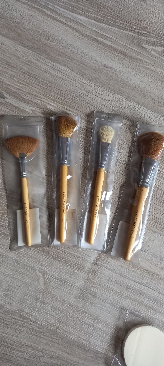 Pennelli e spugna per il trucco.